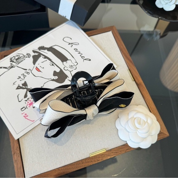 Chanel Black & White Bow Hair Claw Clip main image 4